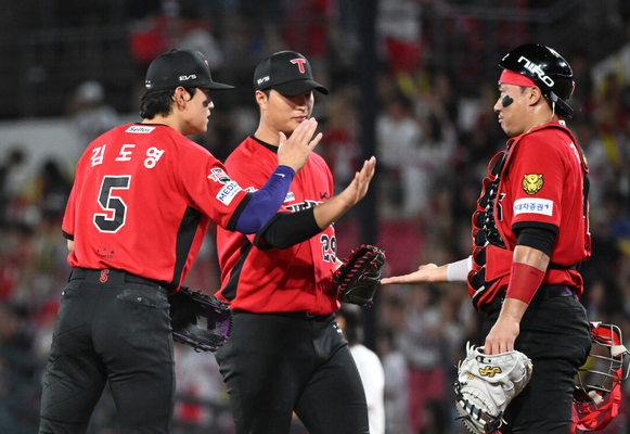 2026 KIA 타이거즈 선수들이 경기 중 마운드에서 격려하는 팀워크 장면
